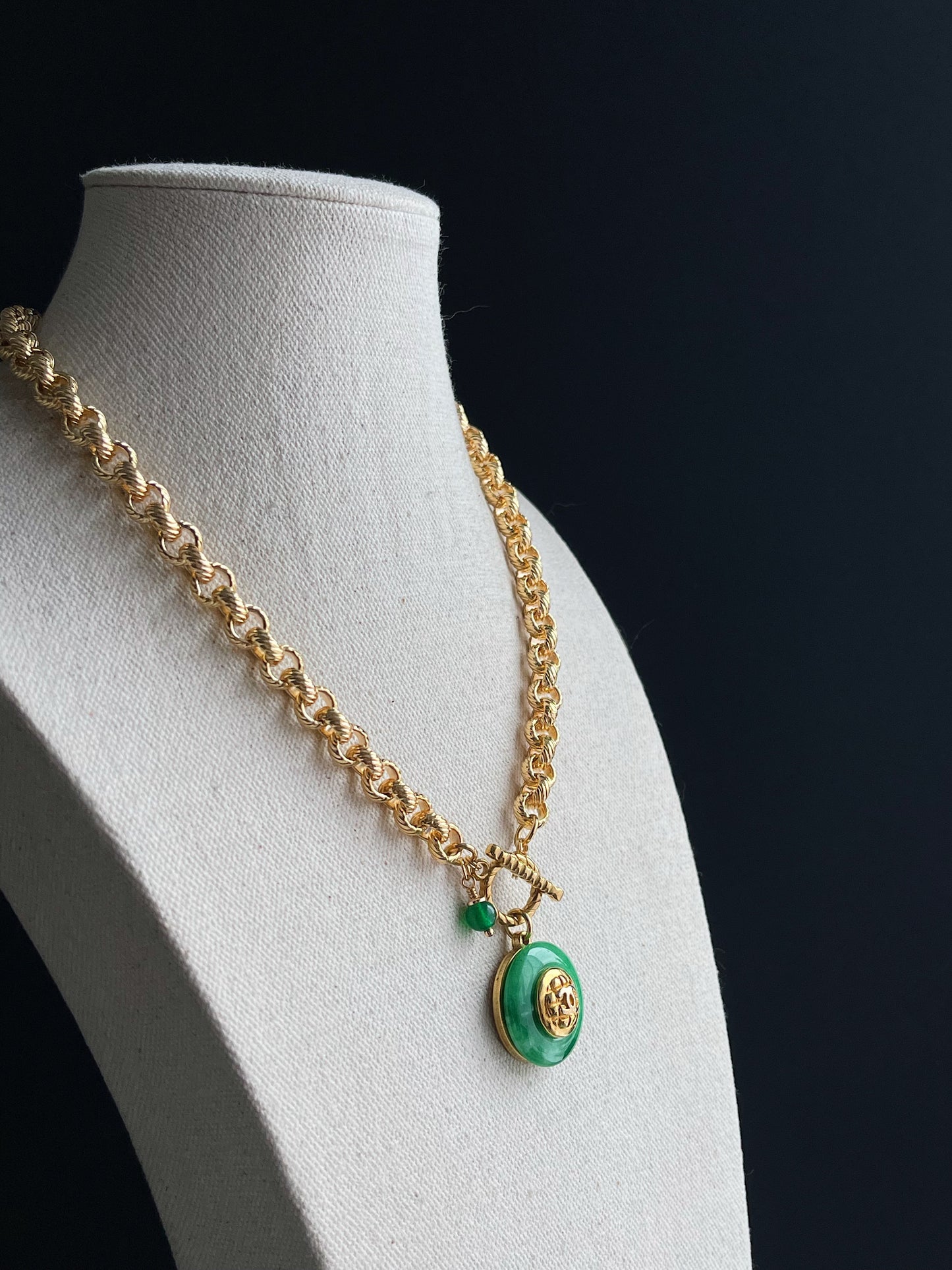 💚 Vintage reworked button and green jade stone necklace