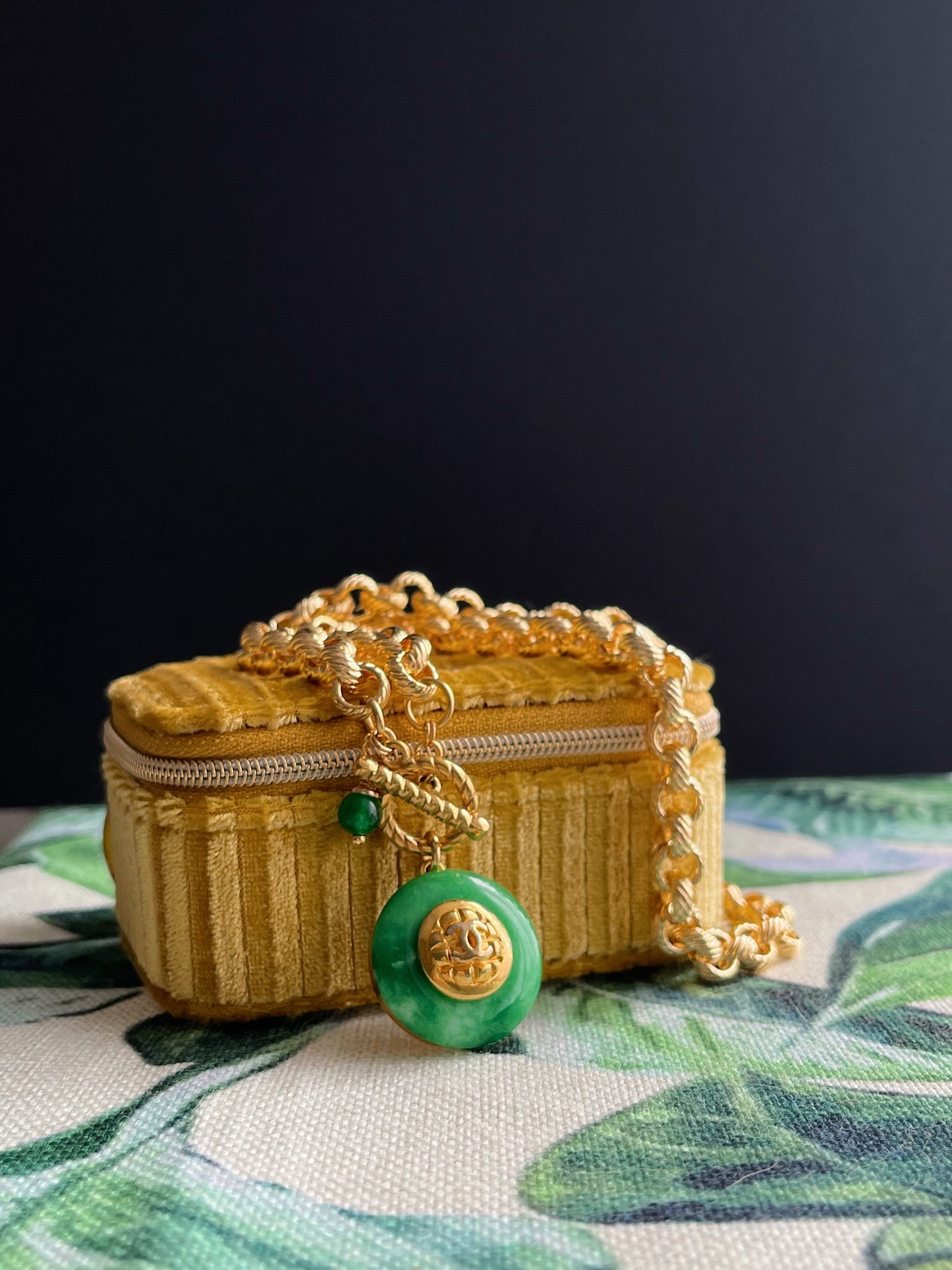 💚 Vintage reworked button and green jade stone necklace