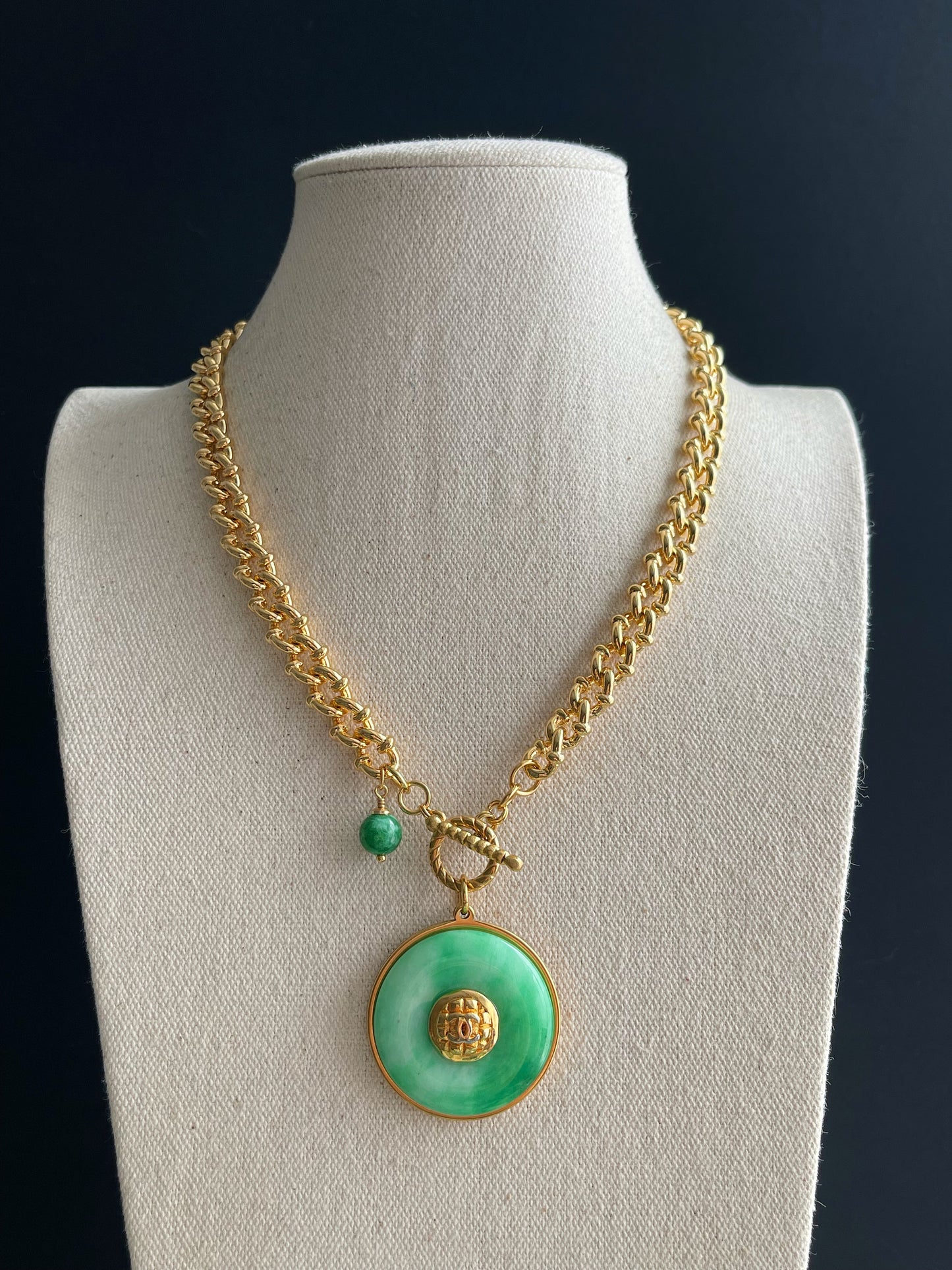 💚 Vintage reworked button and green jade stone necklace