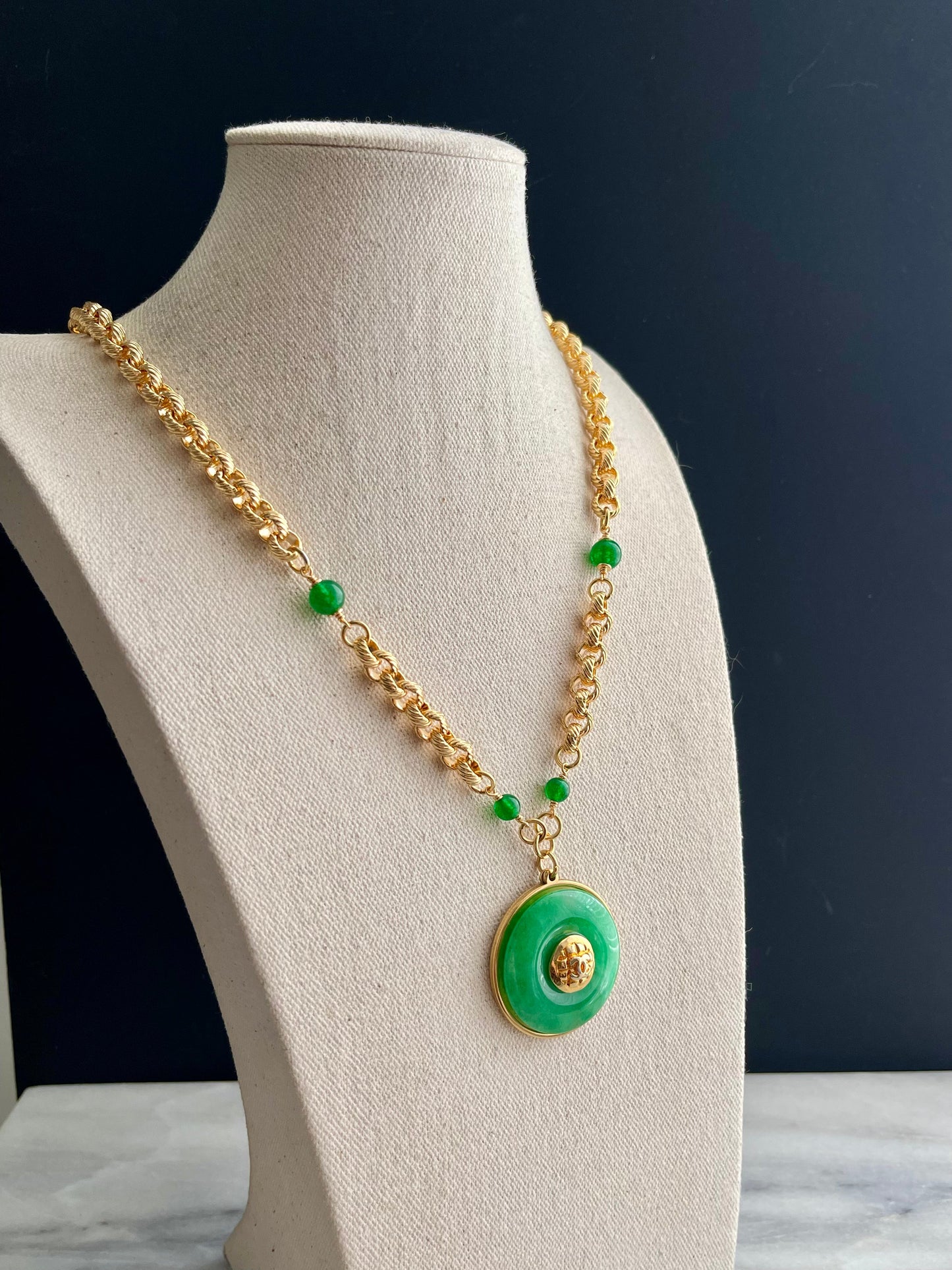 💚 Vintage reworked button and green jade stone necklace