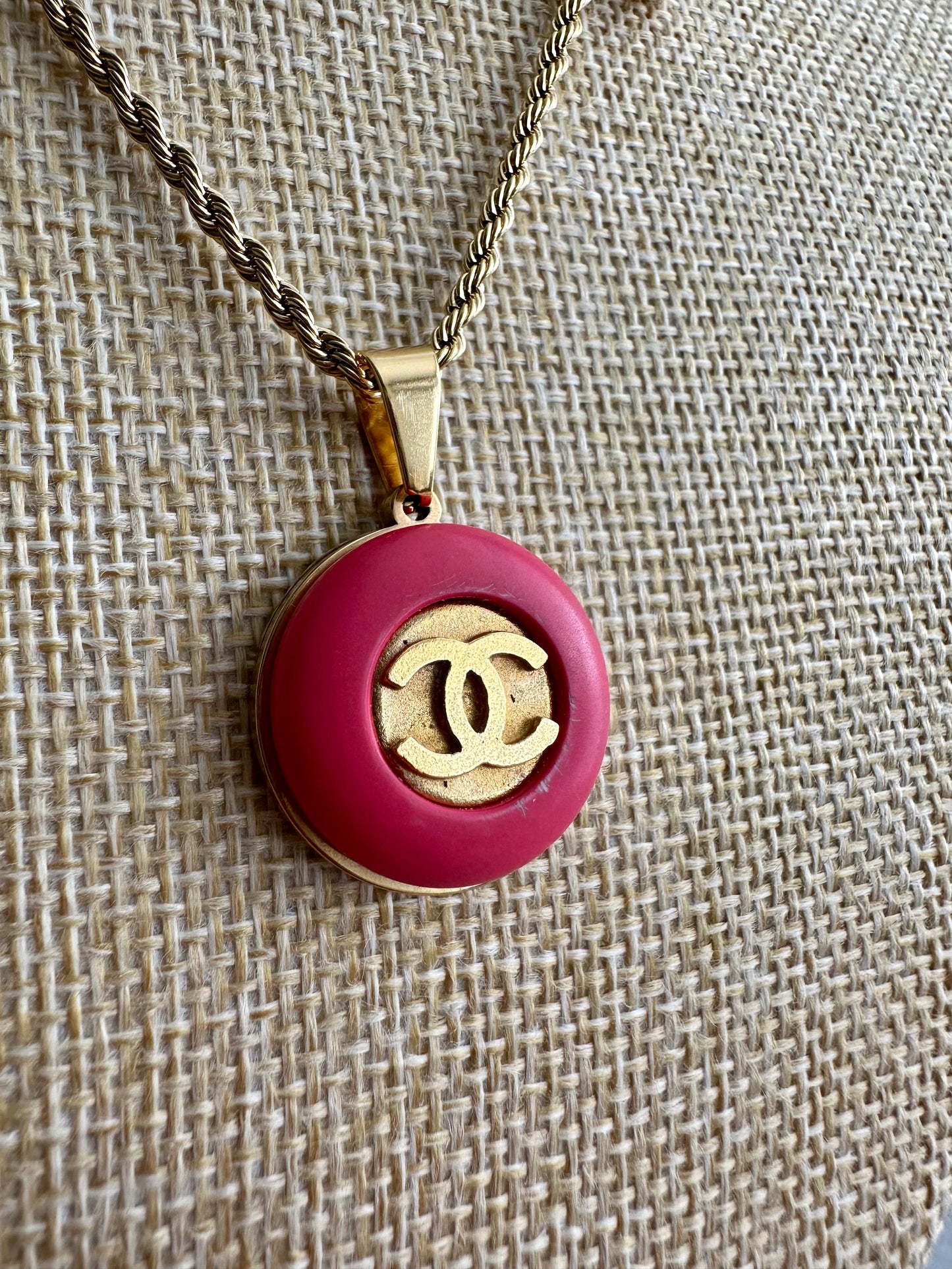 💖 super rare reworked giant pink button necklace