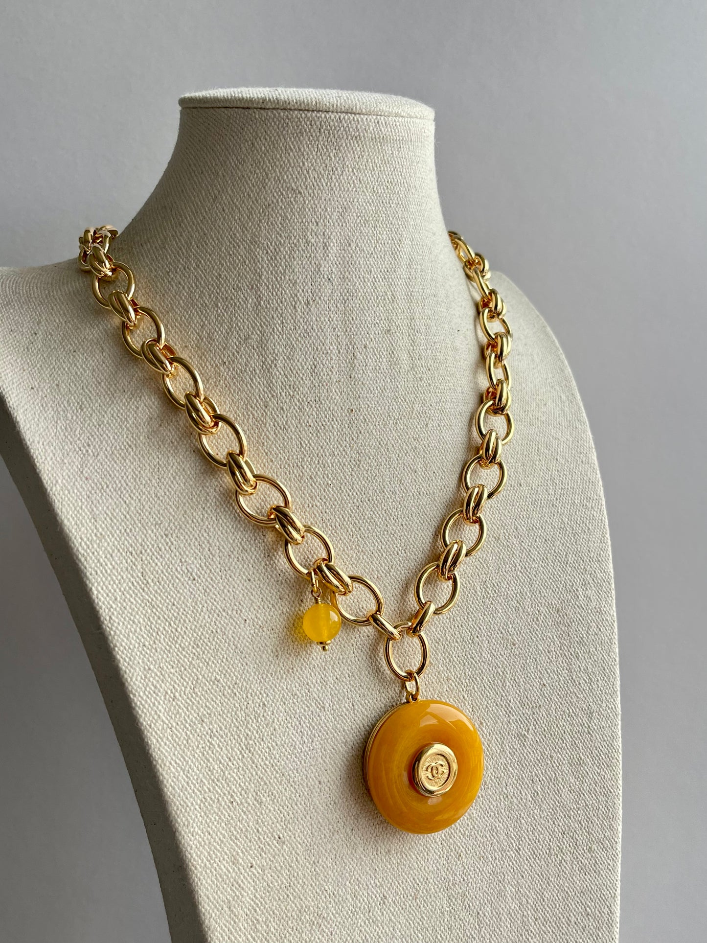 💛 Vintage reworked button and yellow stone necklace