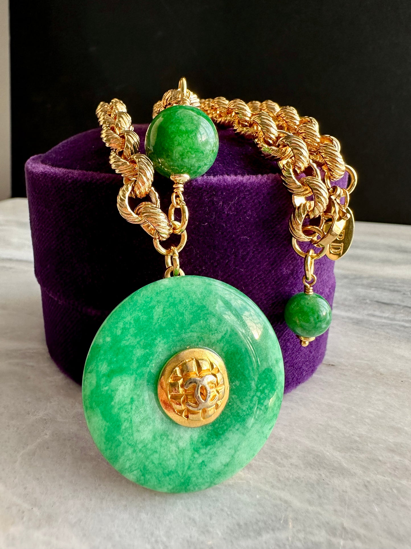 💚 Vintage reworked button and green jade stone necklace