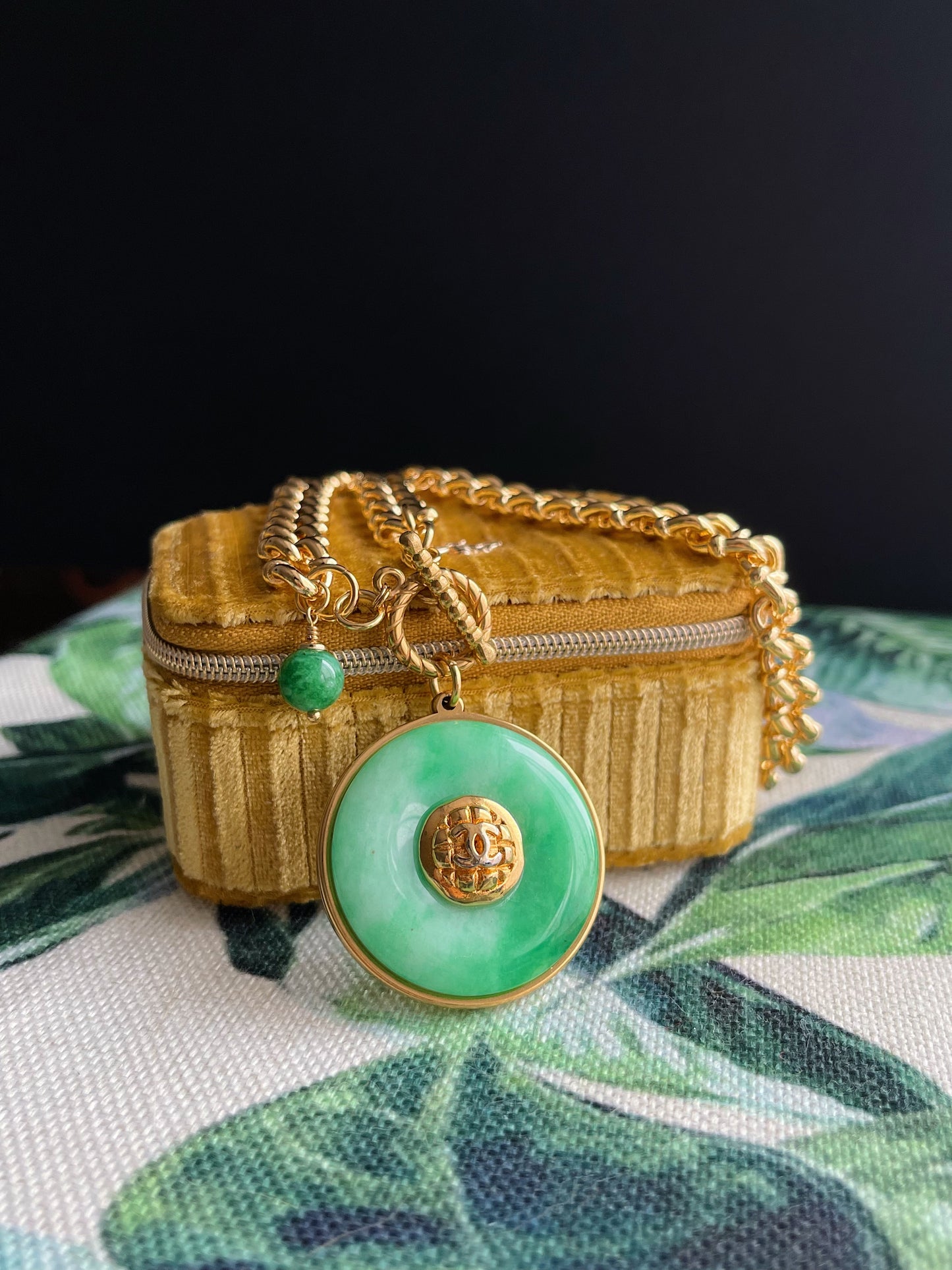 💚 Vintage reworked button and green jade stone necklace