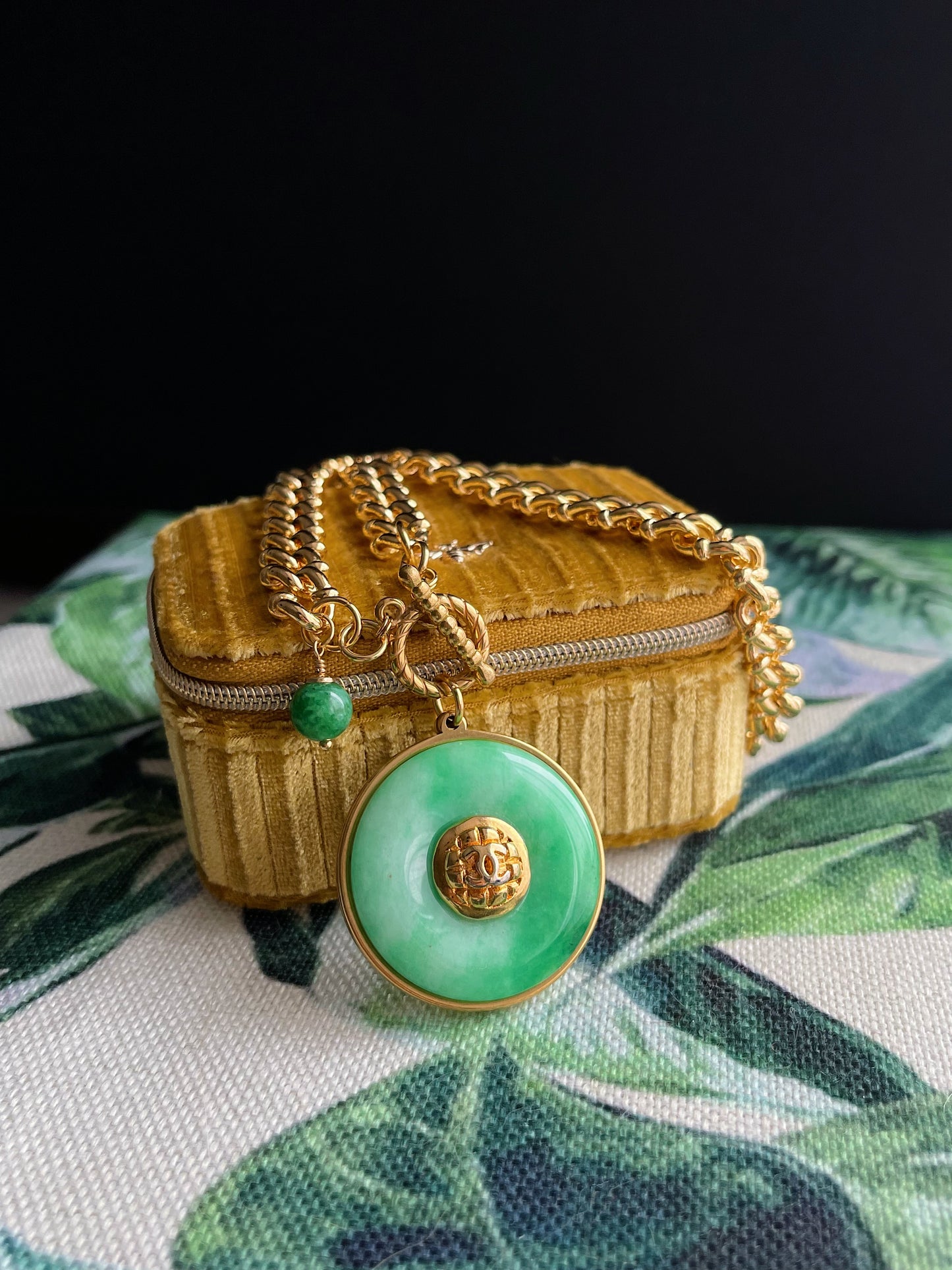 💚 Vintage reworked button and green jade stone necklace