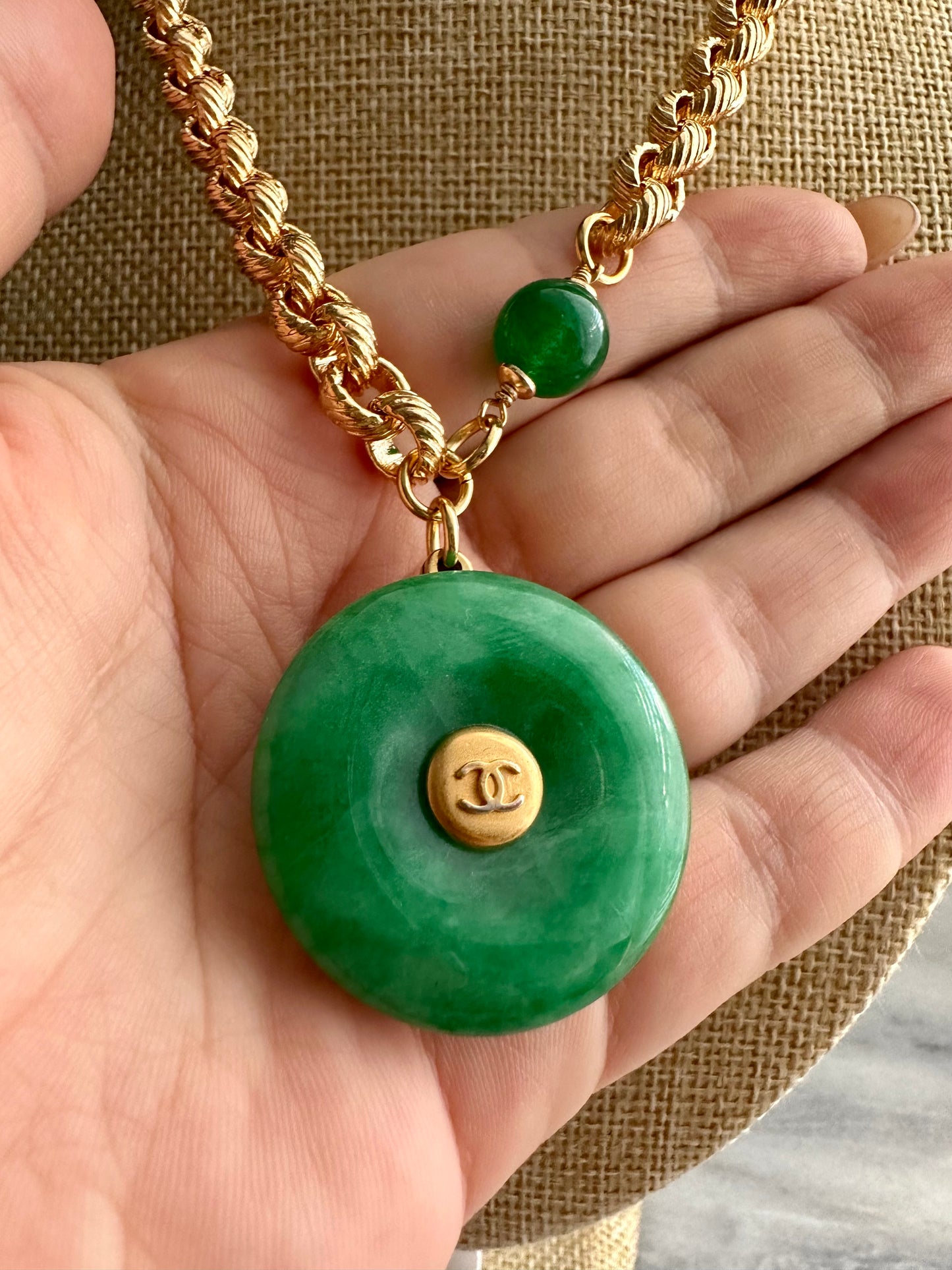 💚 Vintage reworked button and green jade stone necklace