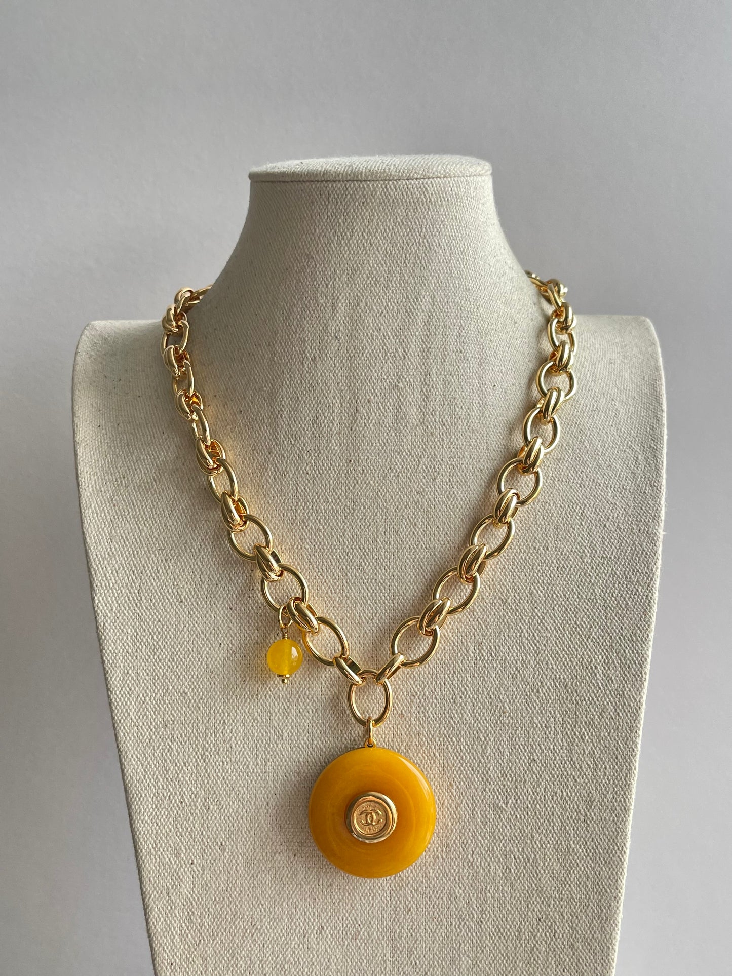 💛 Vintage reworked button and yellow stone necklace