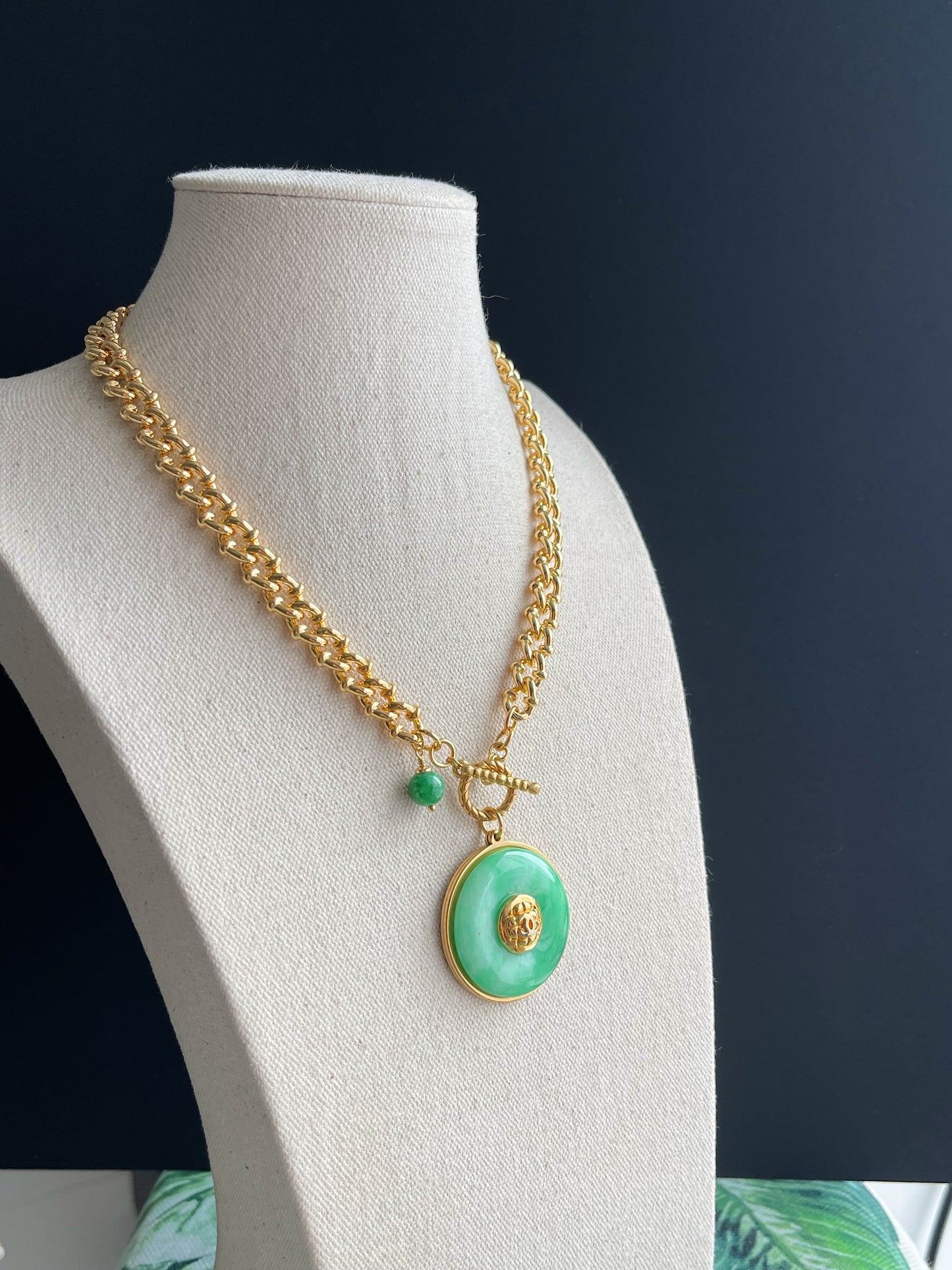 💚 Vintage reworked button and green jade stone necklace