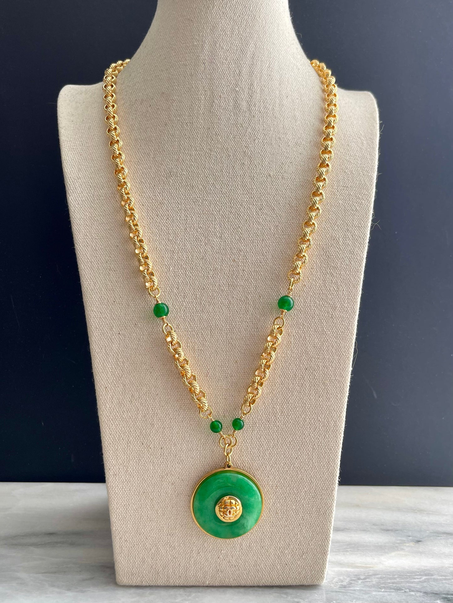 💚 Vintage reworked button and green jade stone necklace