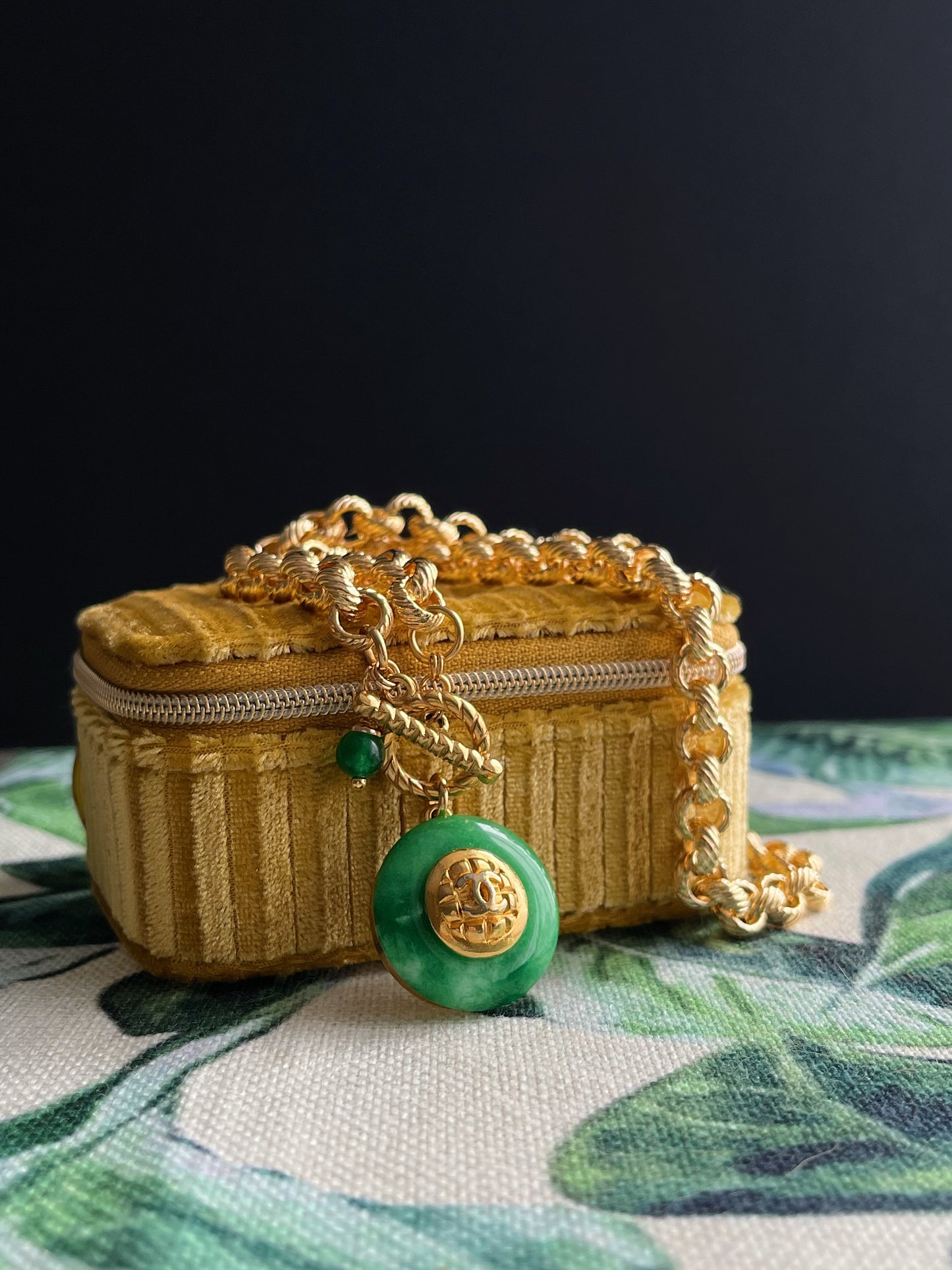 💚 Vintage reworked button and green jade stone necklace