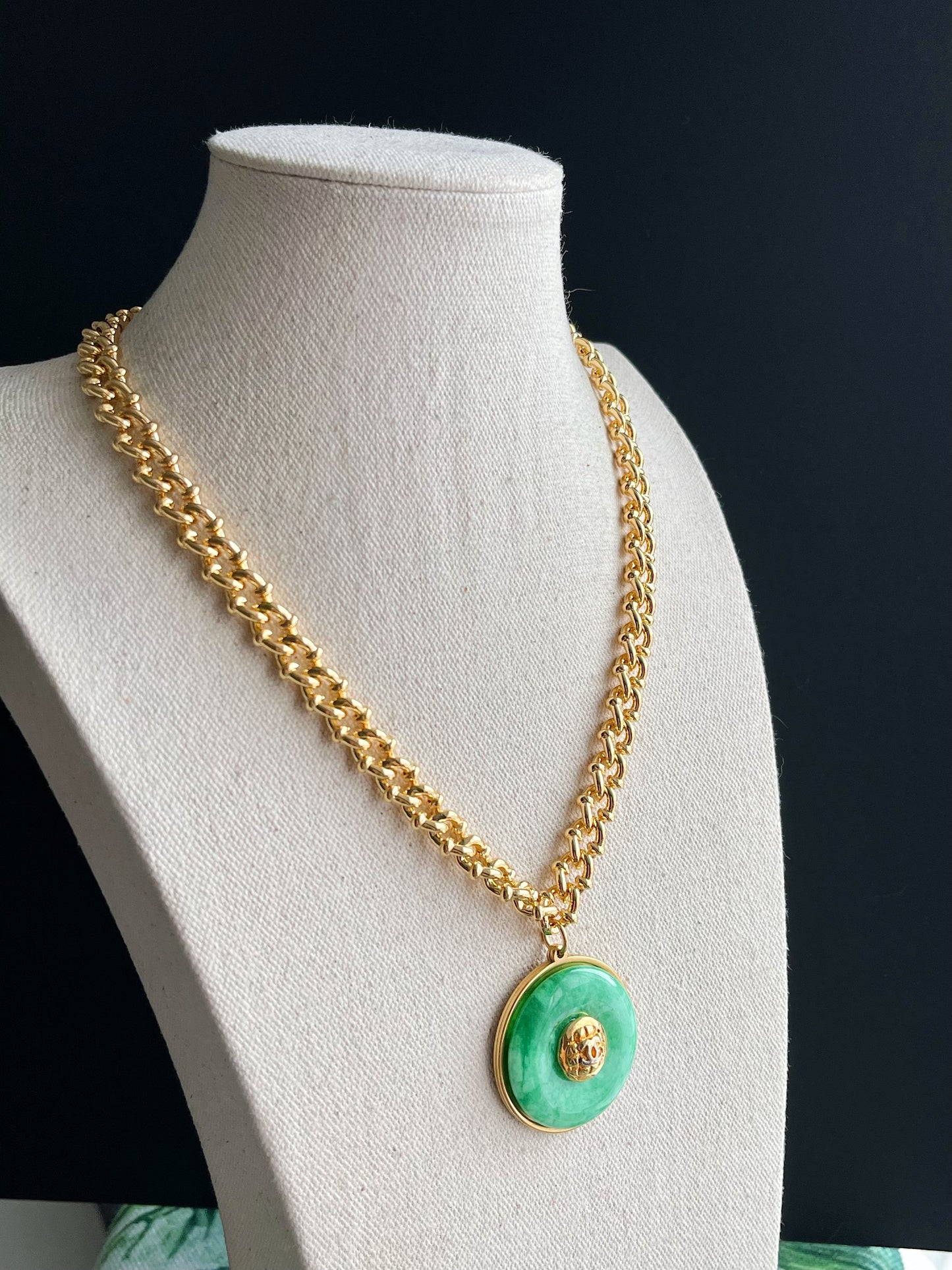 💚 Vintage reworked button and green jade stone necklace