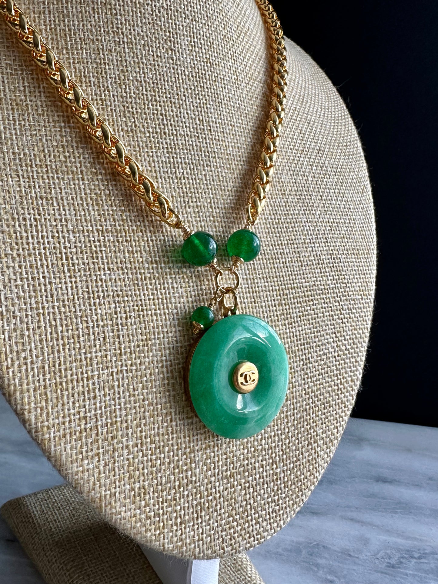 💚 Vintage reworked button and green jade stone necklace