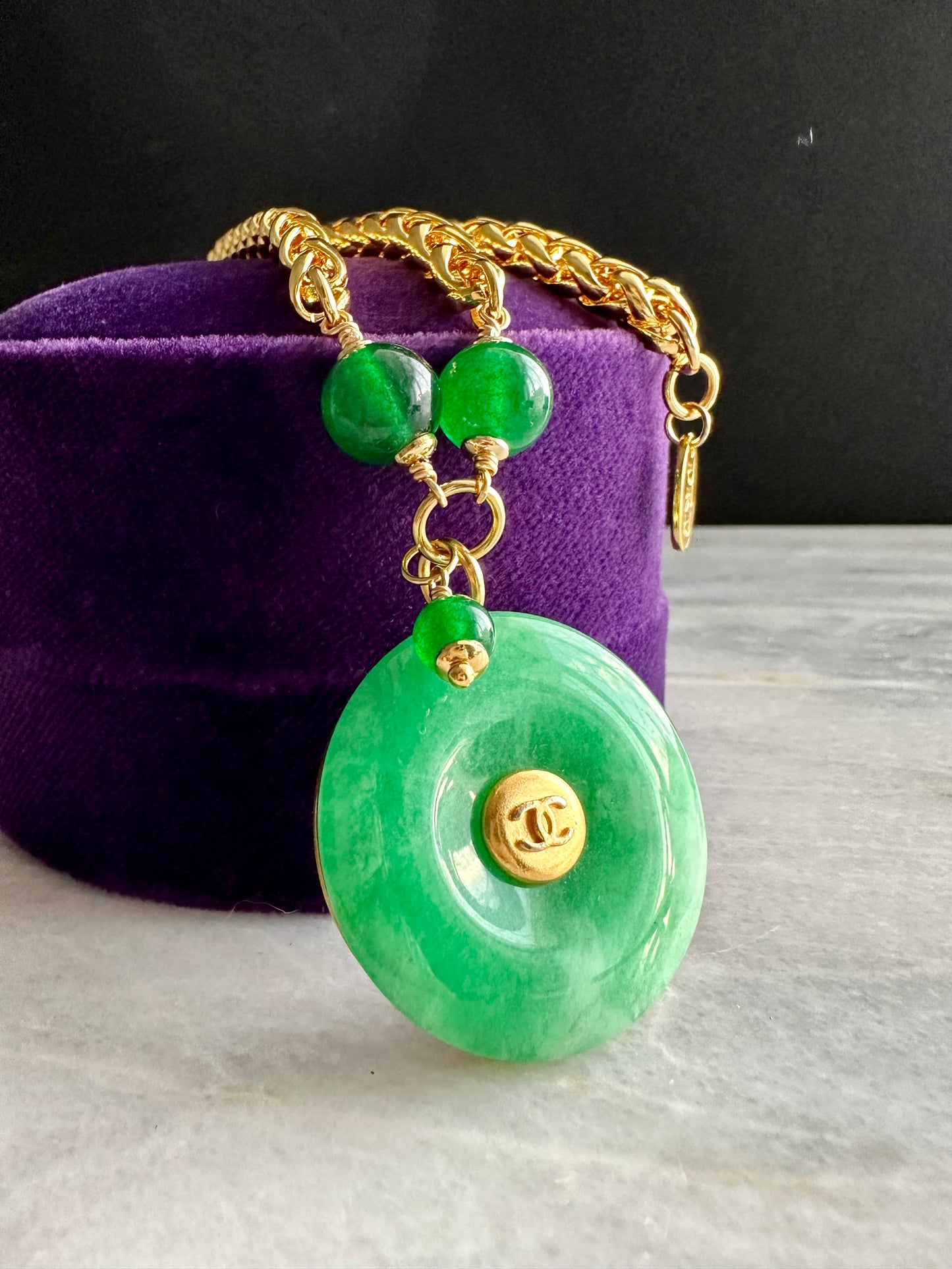 💚 Vintage reworked button and green jade stone necklace