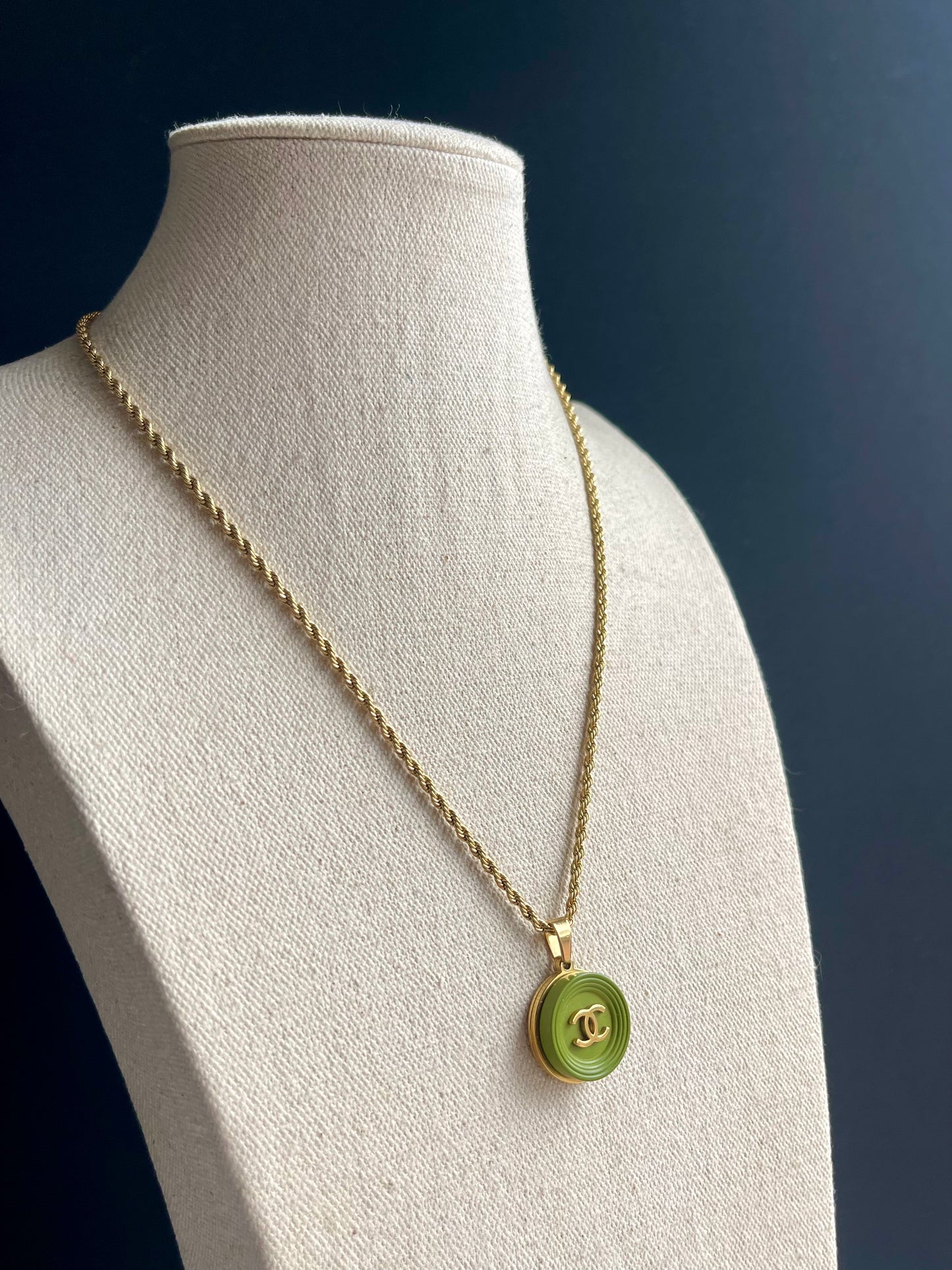 💚 reworked green button necklace