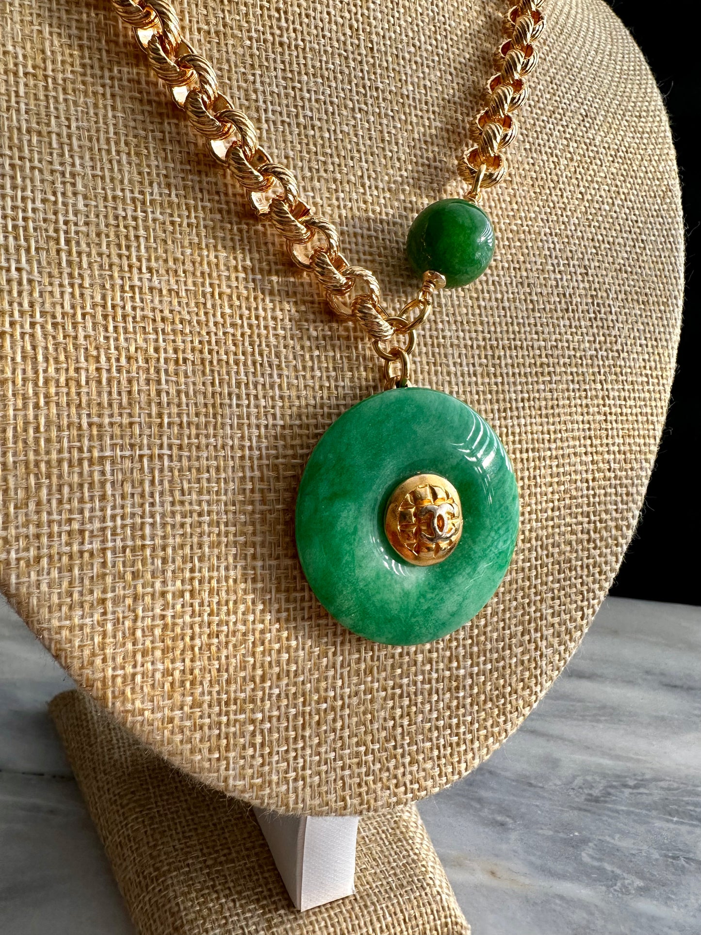 💚 Vintage reworked button and green jade stone necklace