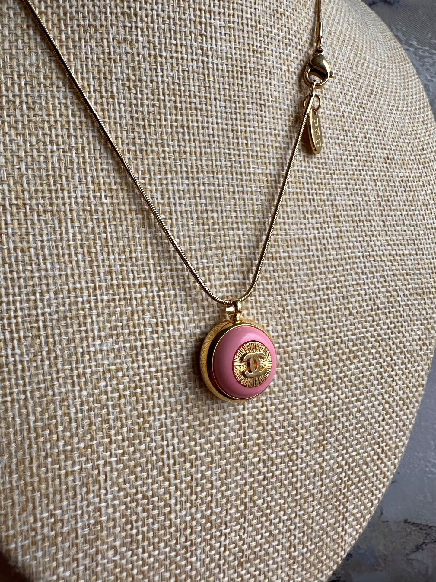 💗 reworked pink button necklace