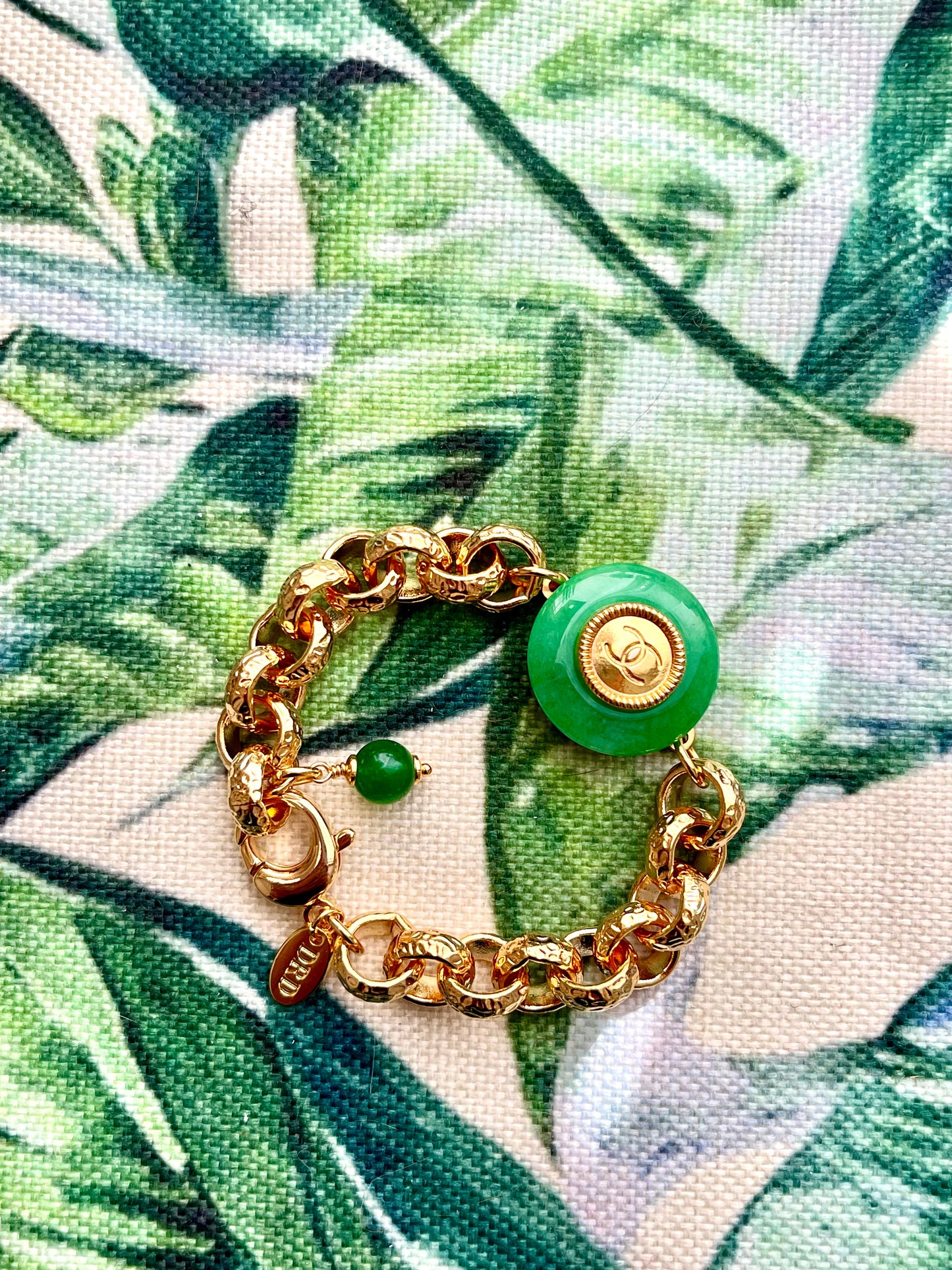 💚 Vintage reworked button and green jade stone bracelet