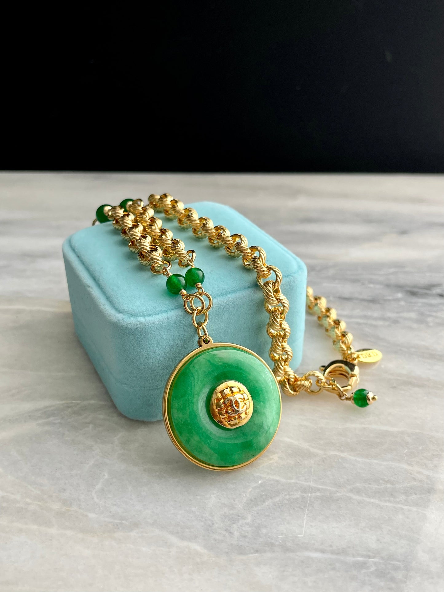 💚 Vintage reworked button and green jade stone necklace