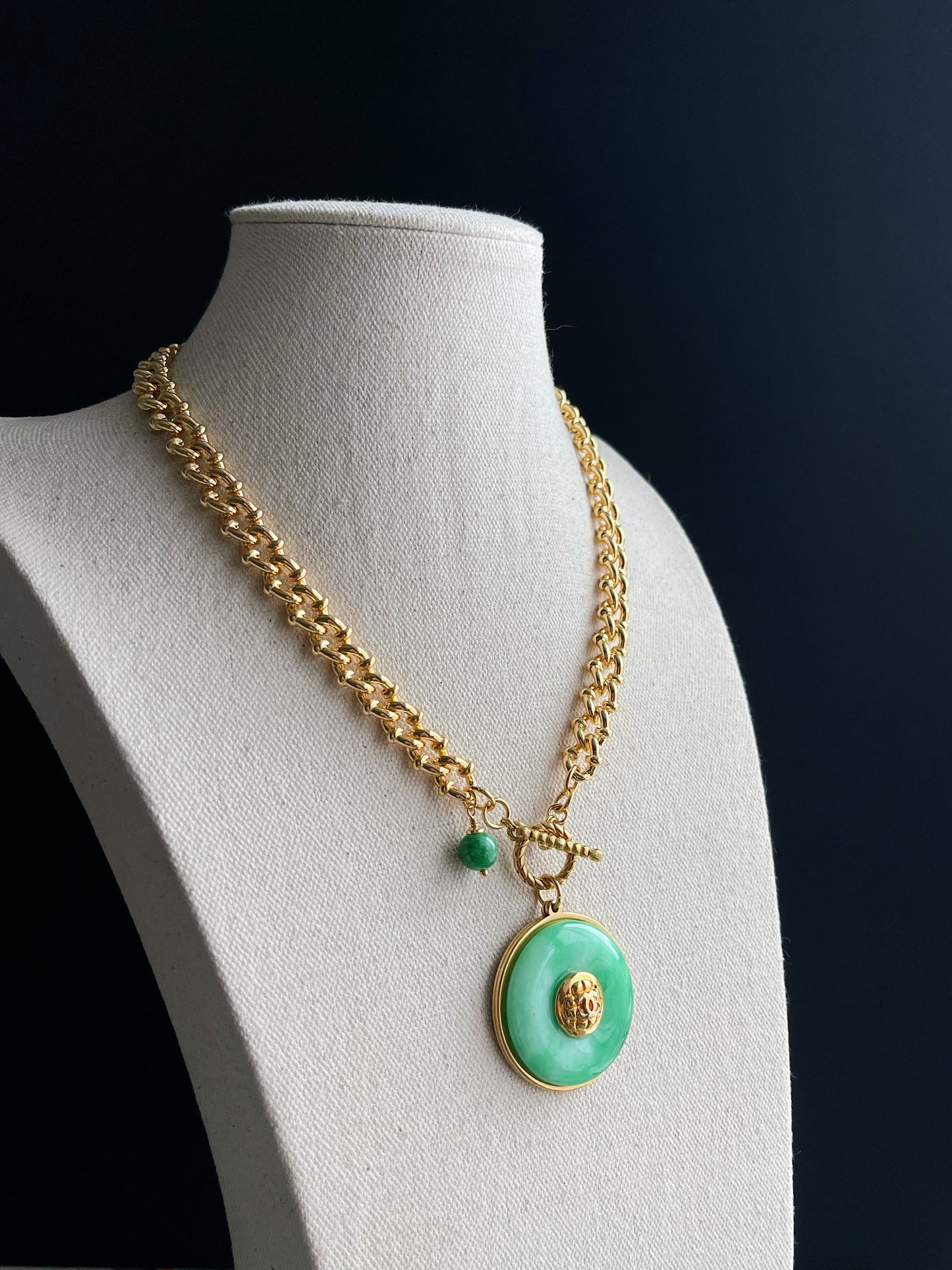 💚 Vintage reworked button and green jade stone necklace