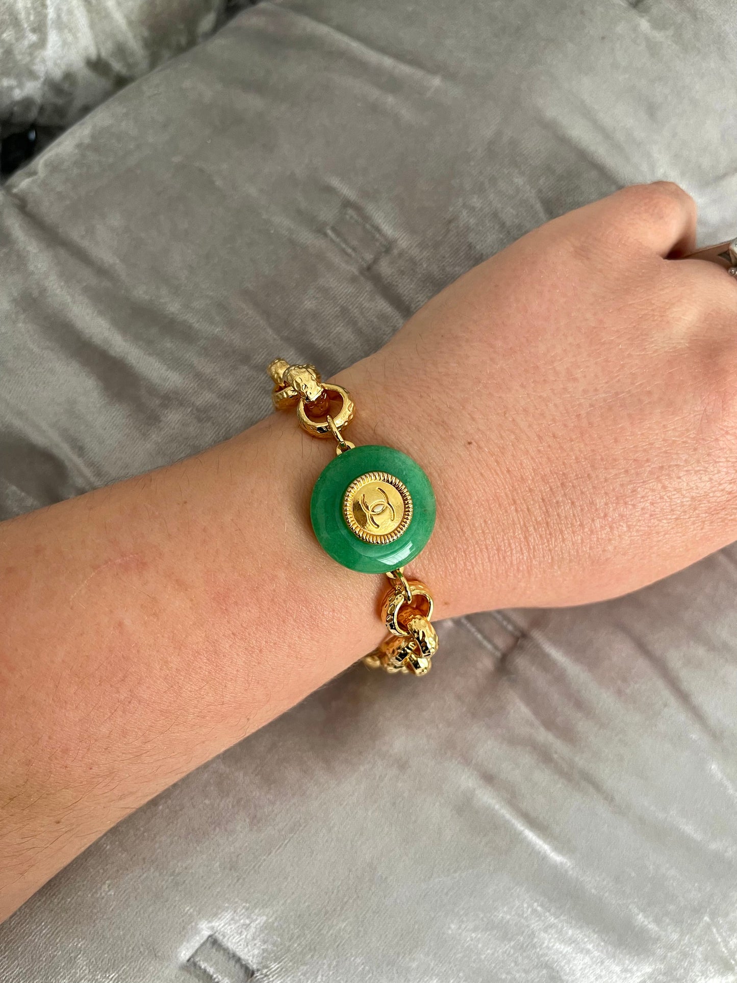 💚 Vintage reworked button and green jade stone bracelet