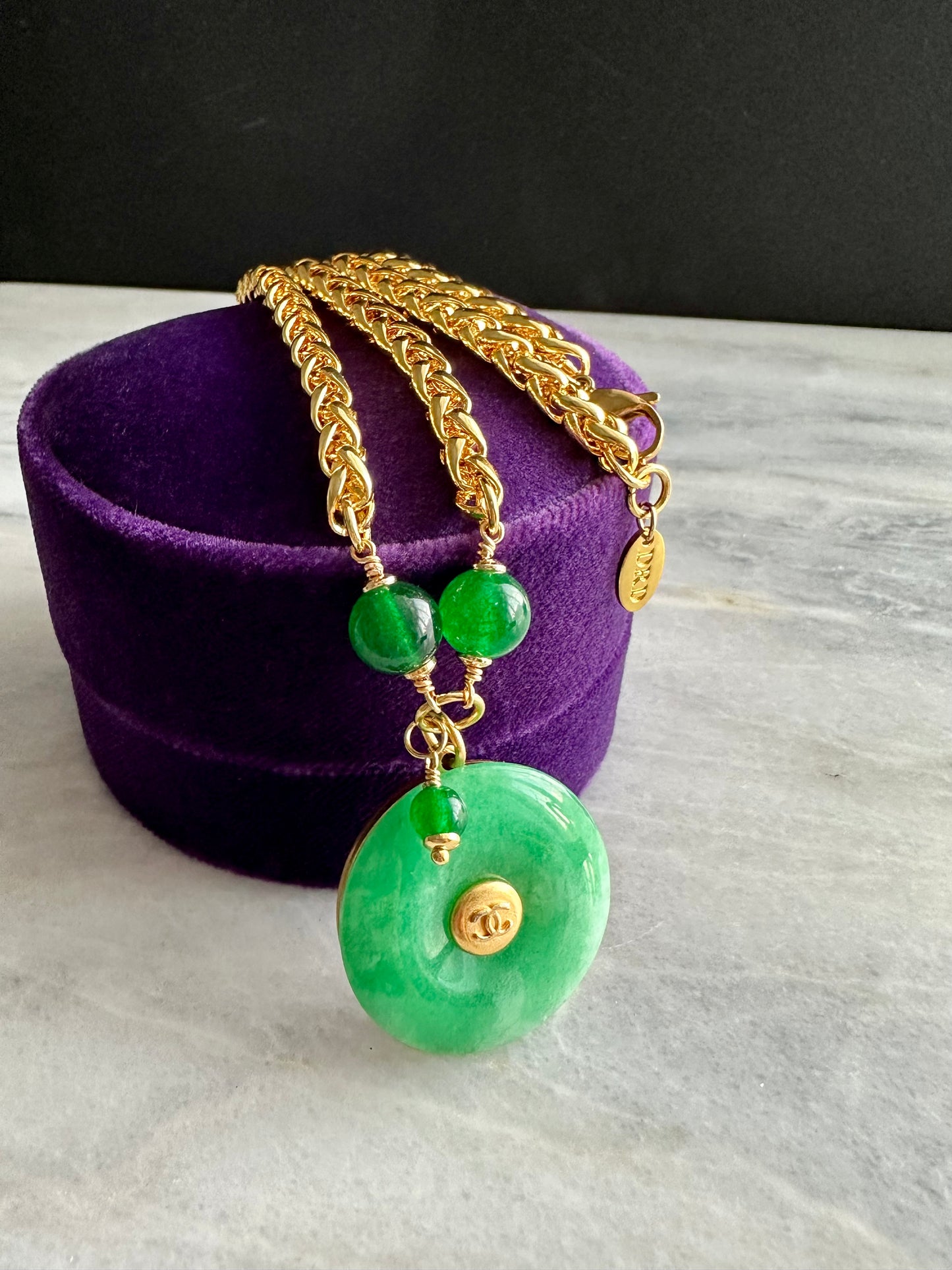 💚 Vintage reworked button and green jade stone necklace