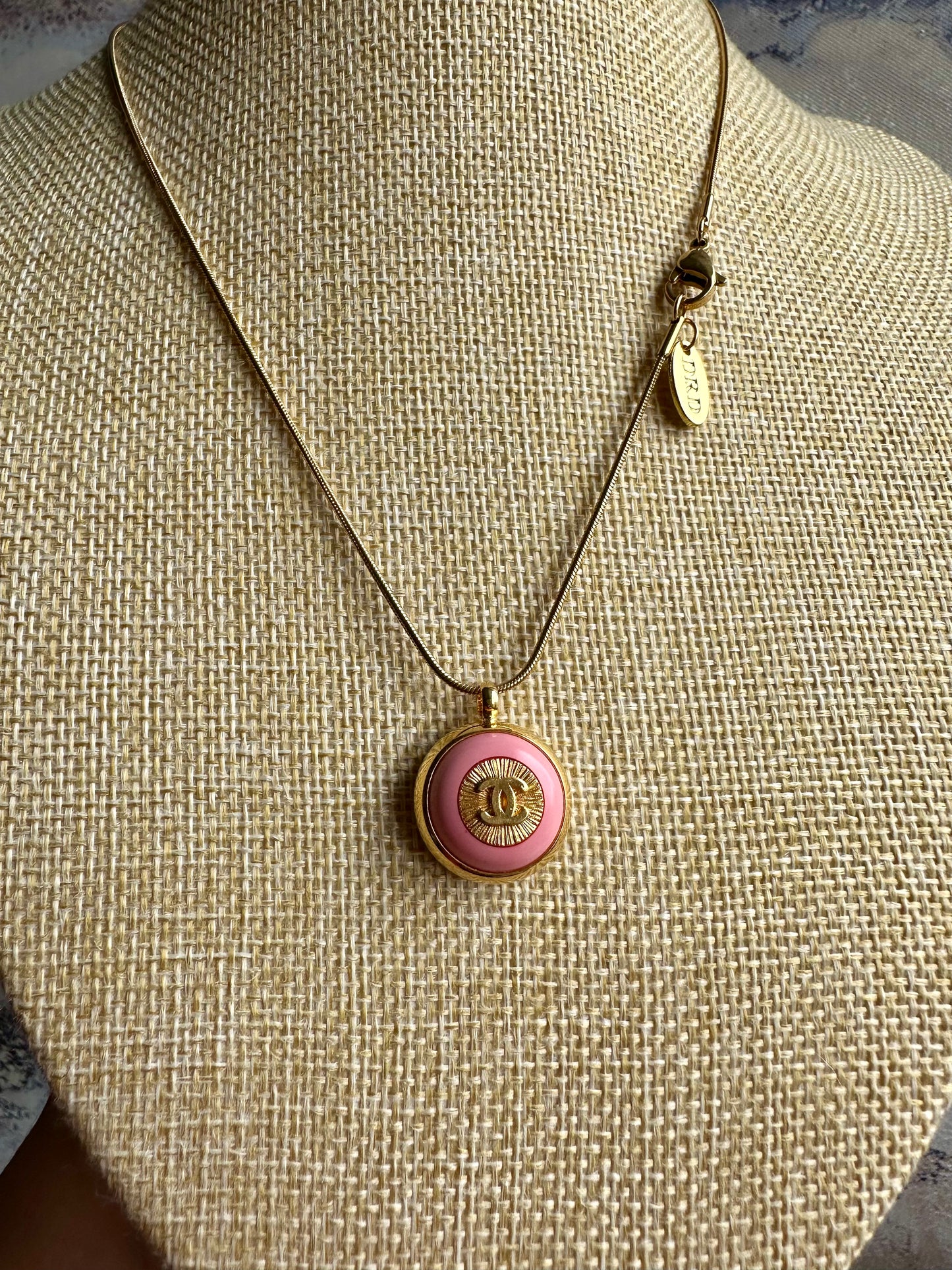 💗 reworked pink button necklace