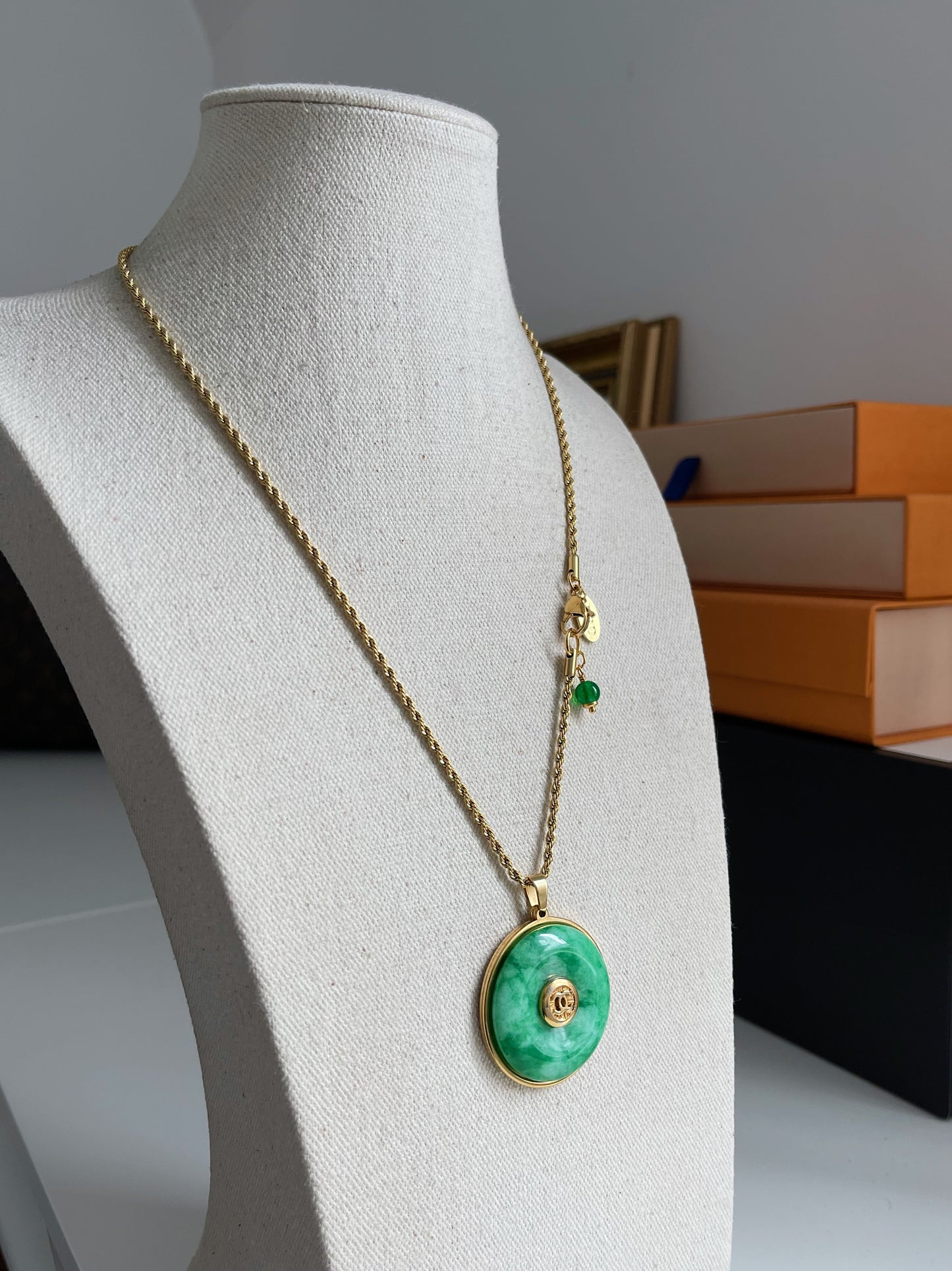 💚 Vintage reworked button and green jade stone necklace