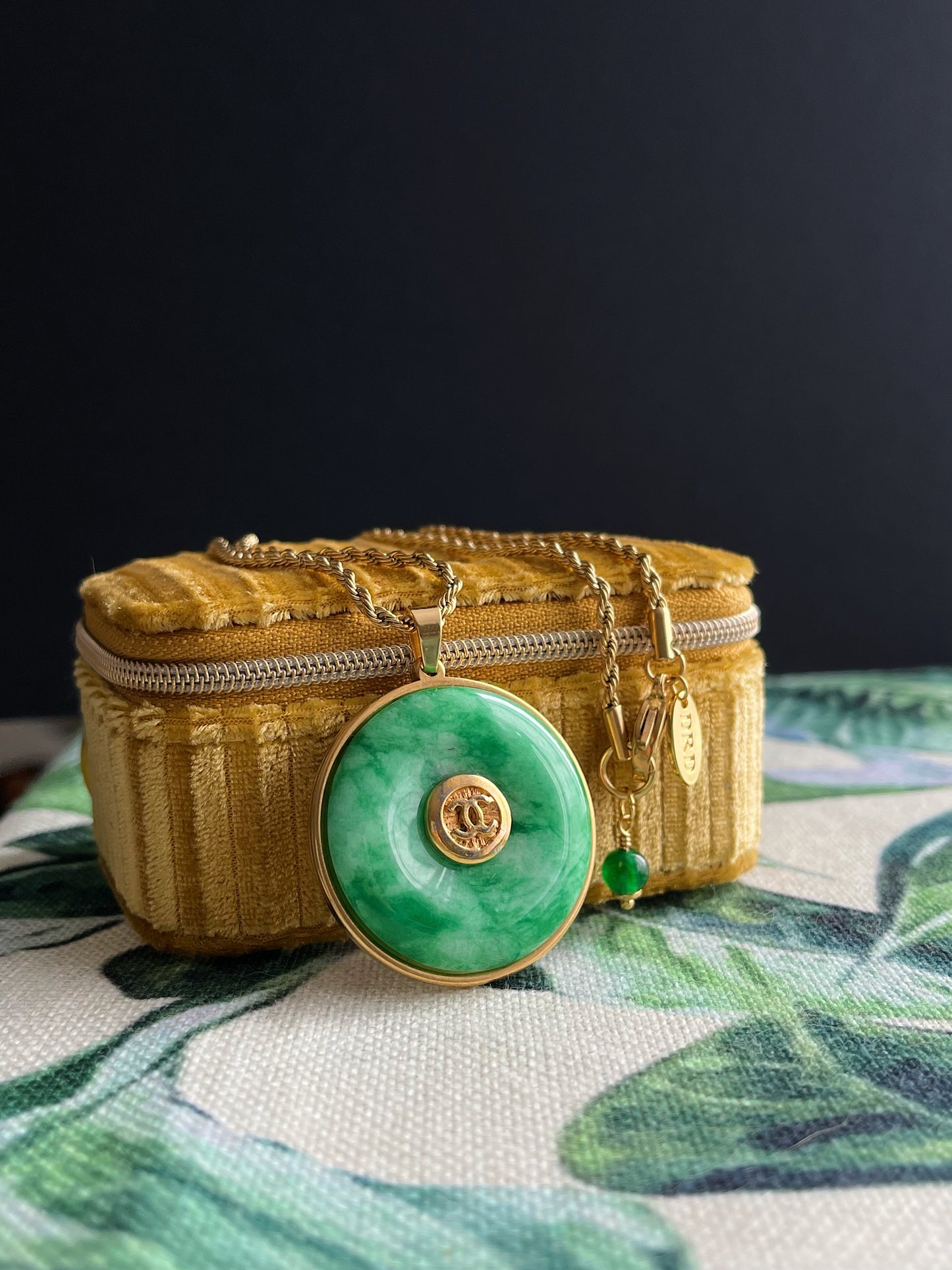 💚 Vintage reworked button and green jade stone necklace