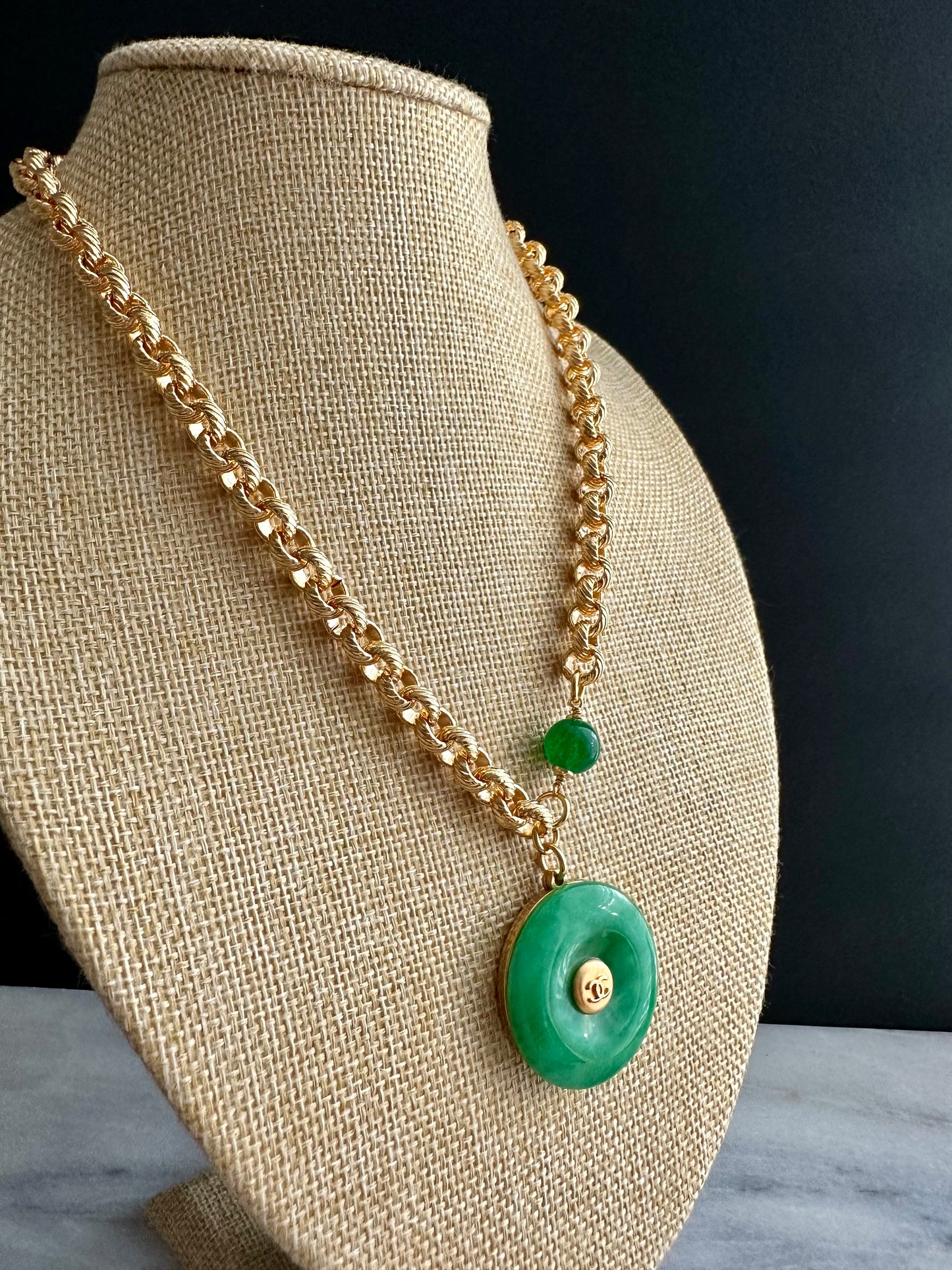 💚 Vintage reworked button and green jade stone necklace