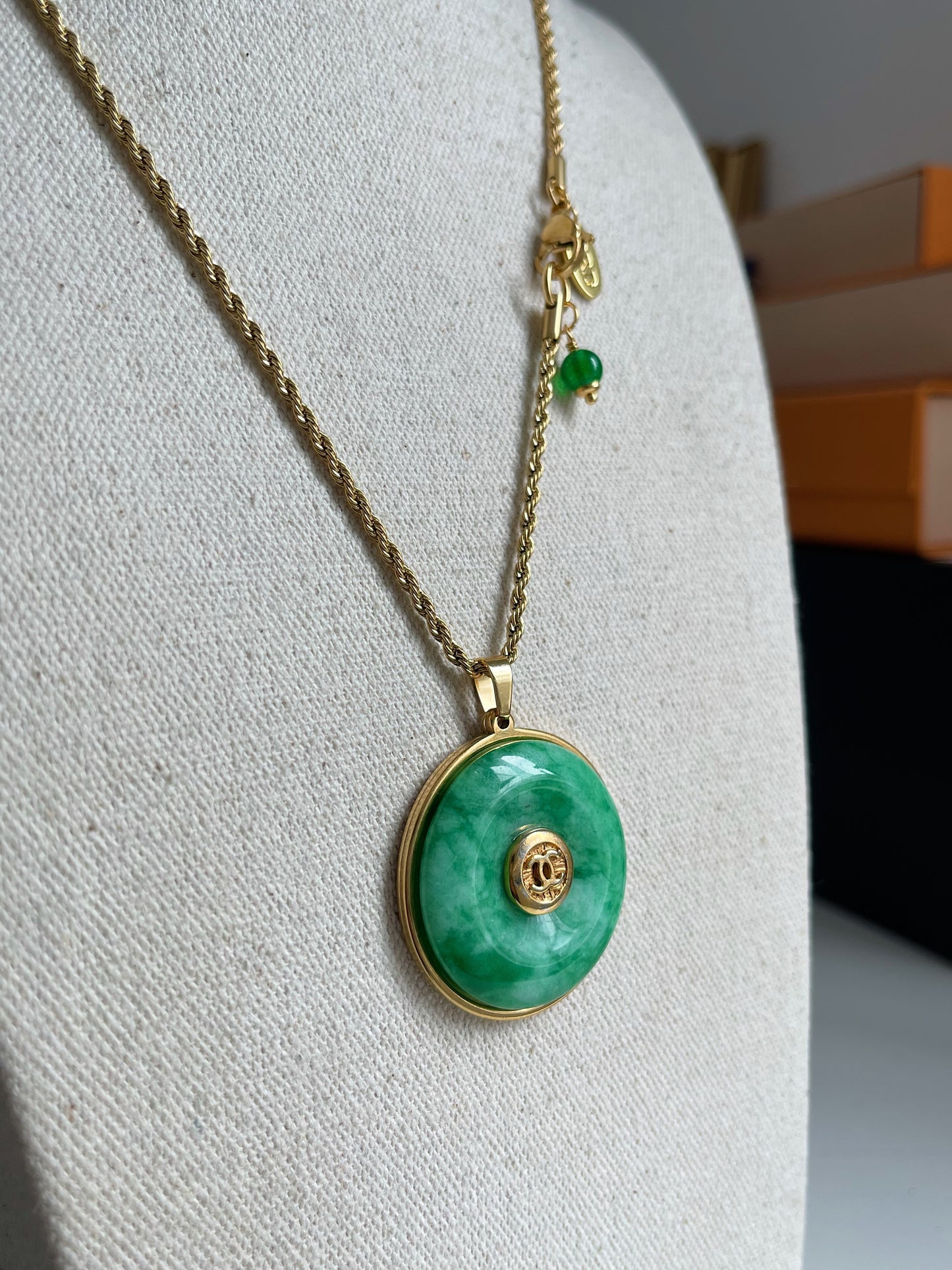 💚 Vintage reworked button and green jade stone necklace