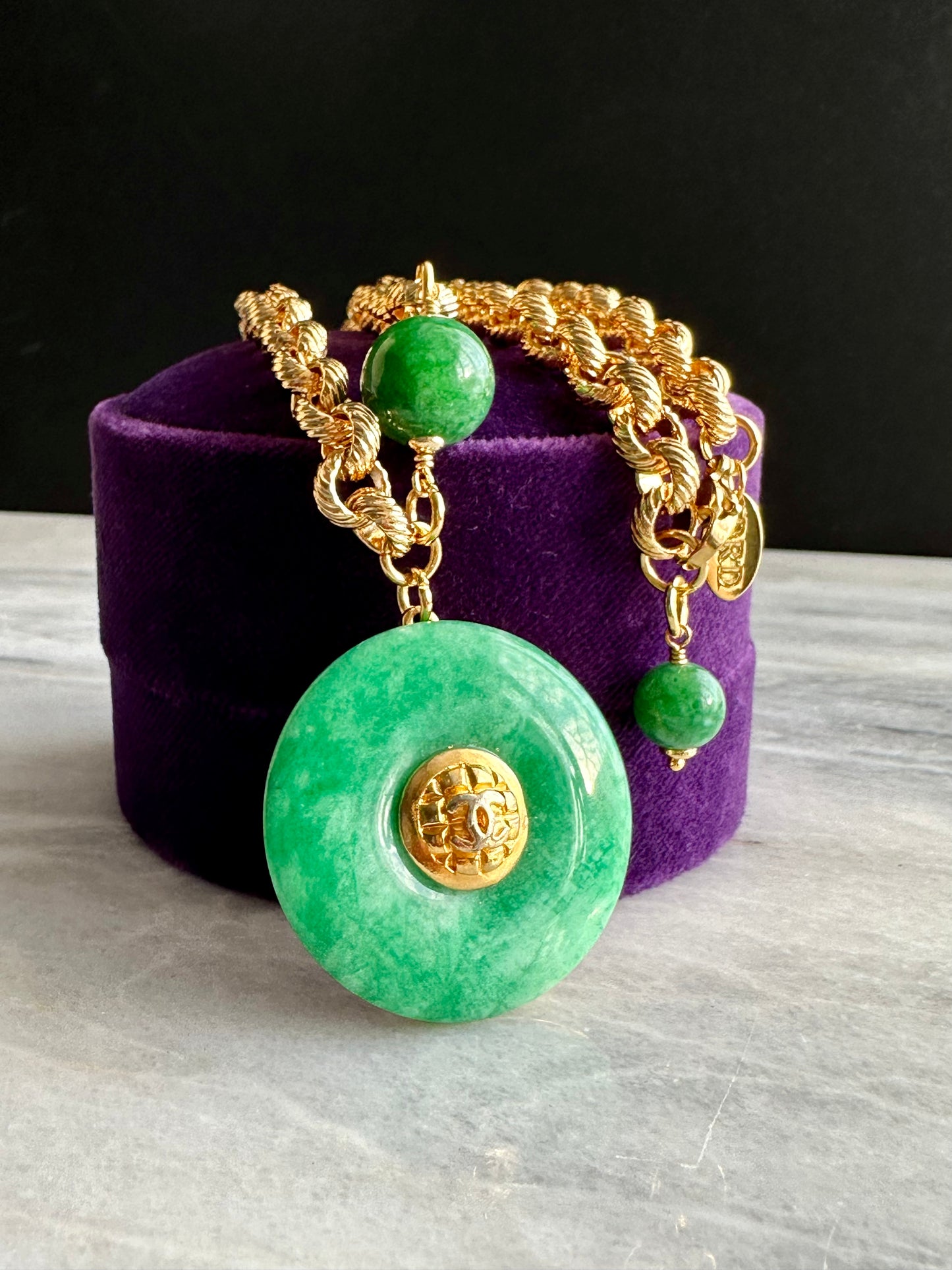 💚 Vintage reworked button and green jade stone necklace