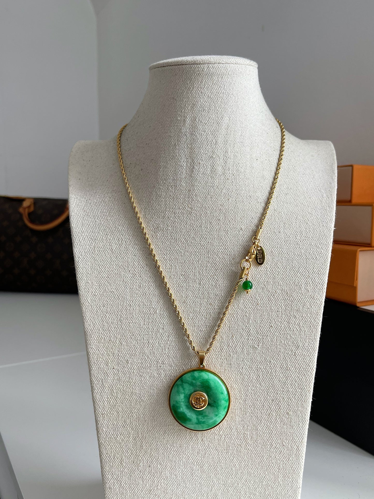 💚 Vintage reworked button and green jade stone necklace