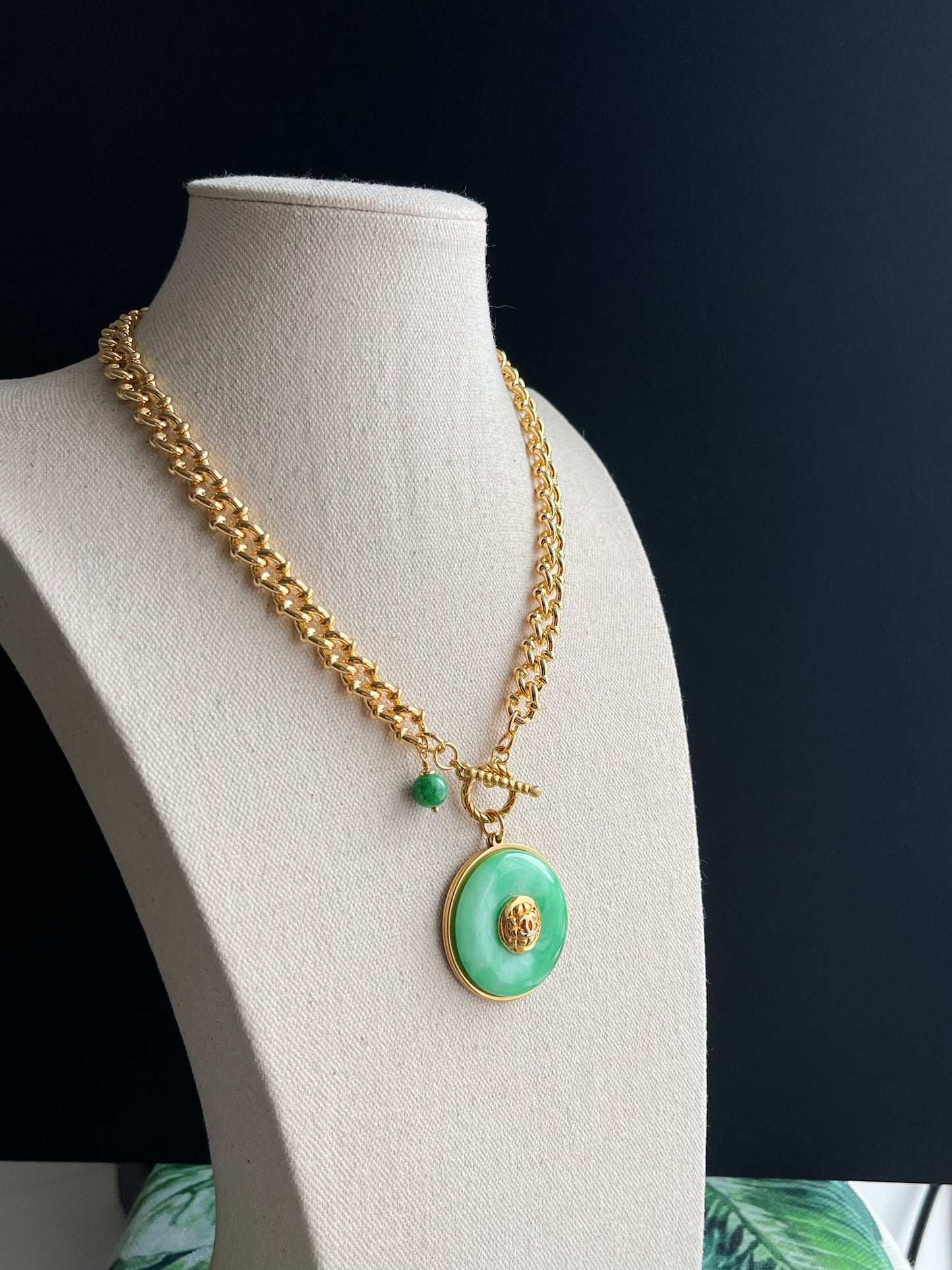 💚 Vintage reworked button and green jade stone necklace