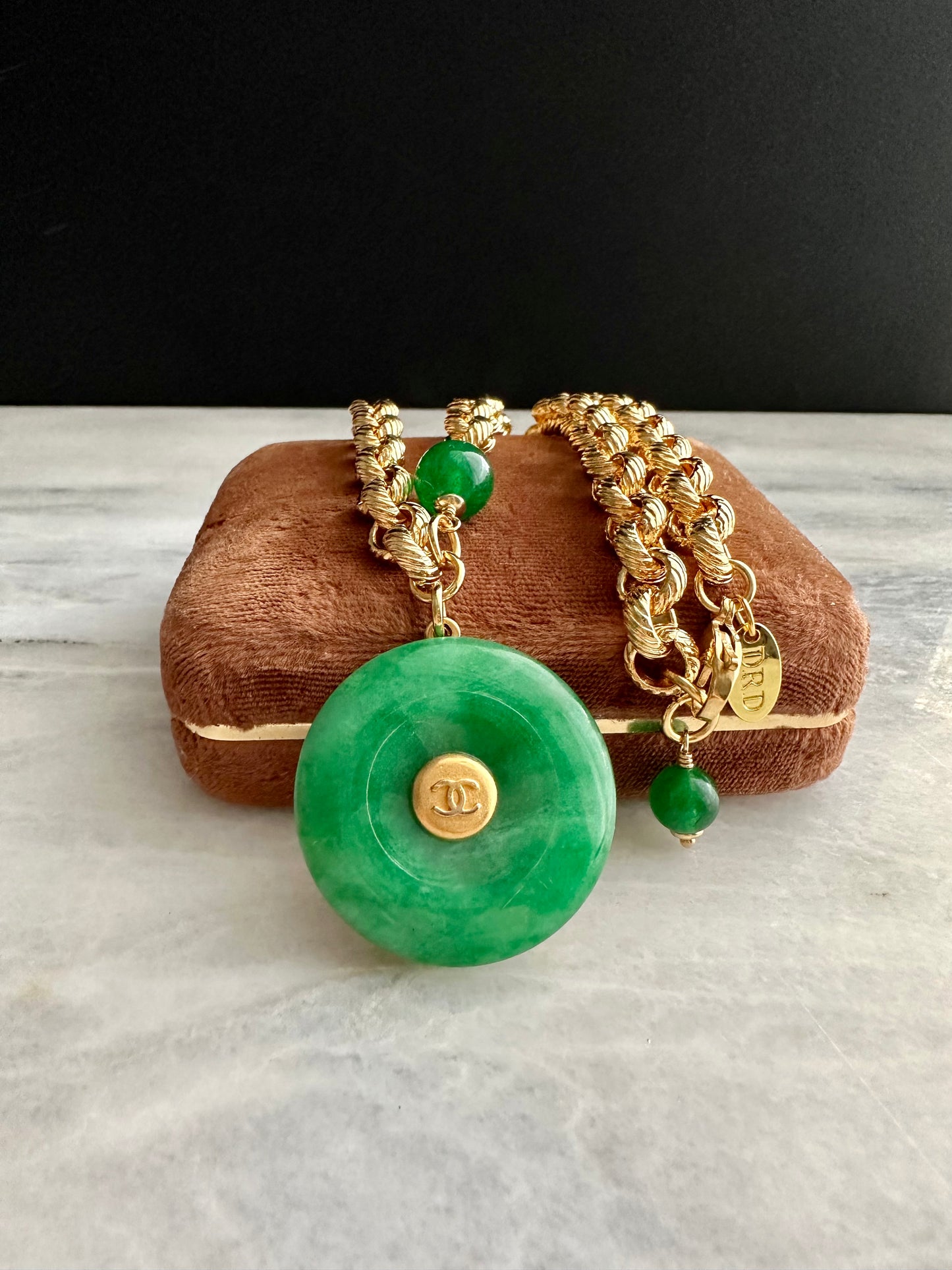 💚 Vintage reworked button and green jade stone necklace